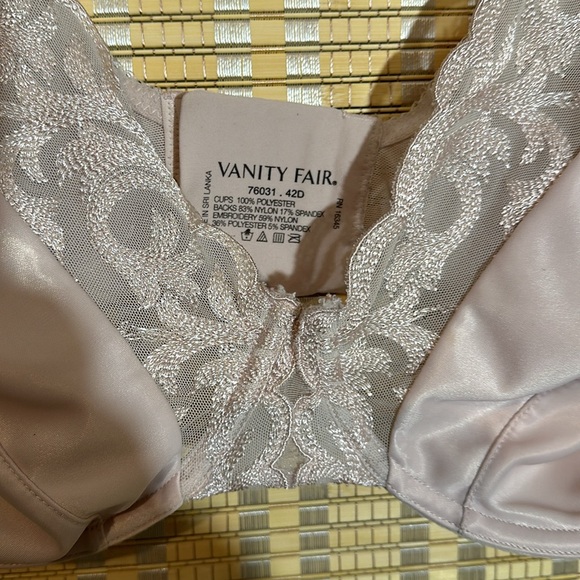 Vanity Fair Bra Cream Lace Mesh Underwire Minimizer Unlined 42D - Picture 4 of 14